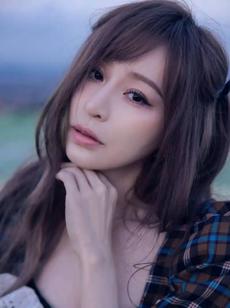 王心凌的小香风穿搭很多,短裙附上美腿,满满的夏日甜蜜