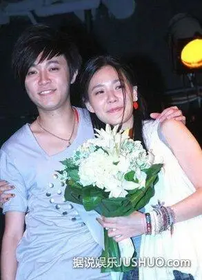 吴青峰女友曝光 系大学初恋女友