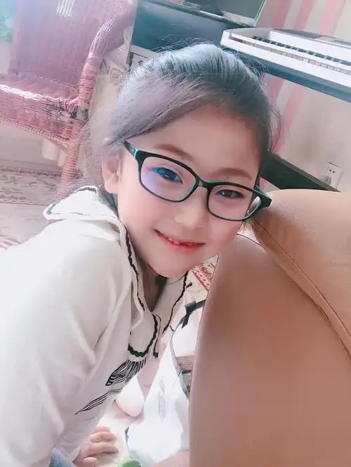 我戴眼镜是不很淑女