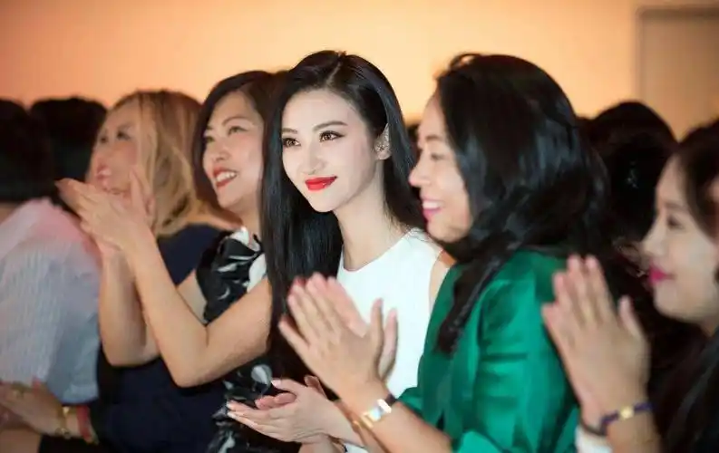 景甜的大白皮在贵圈也是人尽皆知,同样是跟女明星同框,她就能凭借亮眼