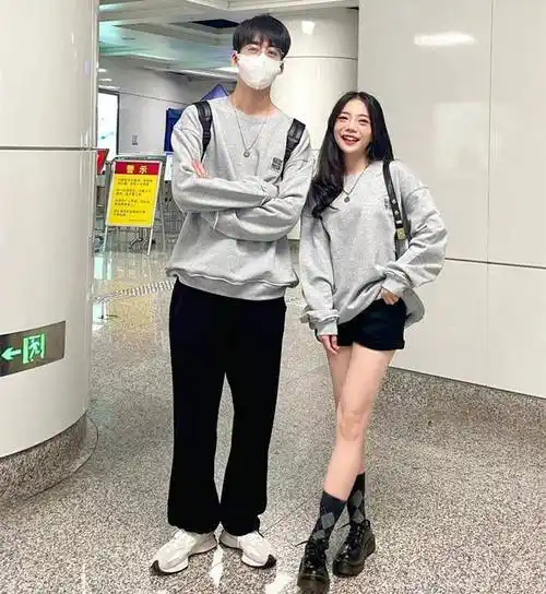 高颜值情侣穿搭,158女友和178男友甜蜜同框,越看越般配_显高_线条