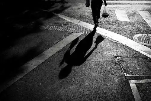 黄昏前的路人影