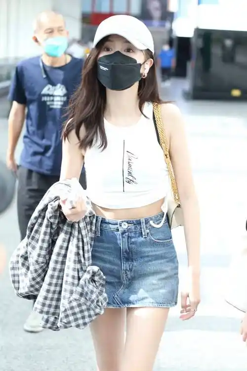 吴宣仪穿露脐小背心配迷你短裙秀小蛮腰曲线完美