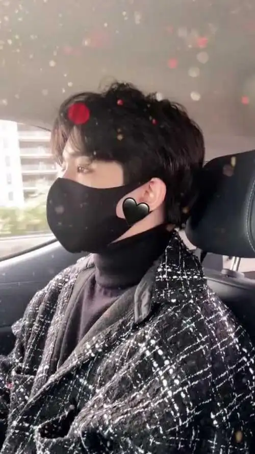 你敢信这是14岁男孩的侧颜吗?帅哥戴口罩拍侧脸杀,这颜值谁扛得住?