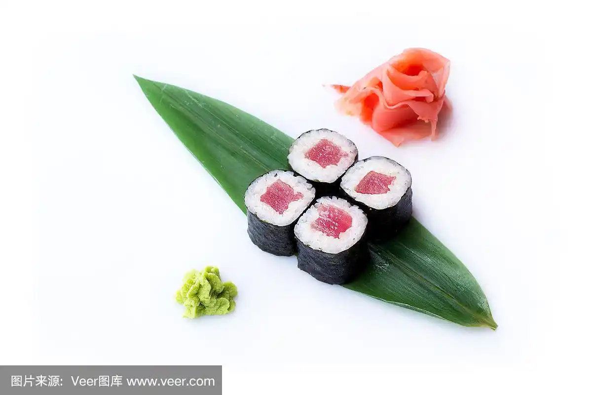 新鲜美味的金枪鱼小卷配香蕉叶.寿司卷,白色背景,生姜和芥末.