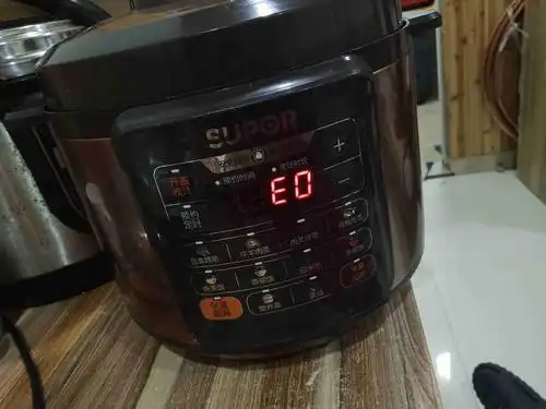 网络  展开全部 苏泊尔电饭锅显示e0故障代码为顶部传感器开路或短路