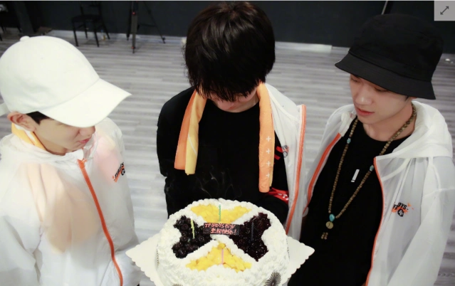 tfboys出道六周年纪念日王俊凯王源易烊千玺捧蛋糕合影庆祝