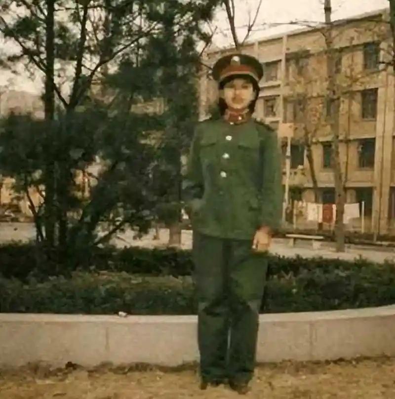 韩红,年轻时的青涩照片! 苗条的身材,俊俏的脸庞,穿着军装,蛮精神的!