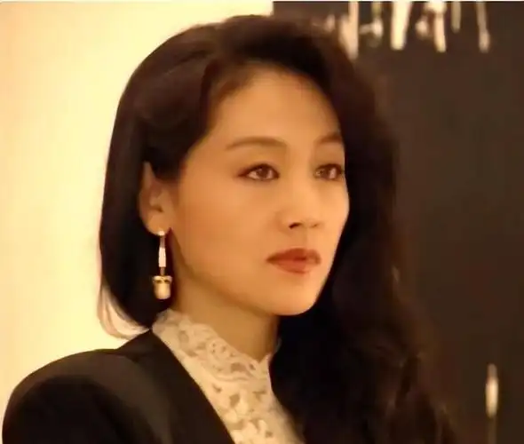 演员王姬拼命拍戏为儿子攒钱为何却让女儿签10年还债协议