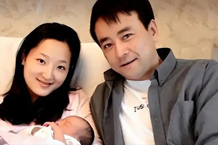 原创演员罗钢娶小23岁郝蕾陪娇妻战胜家族遗传病48岁老来得子
