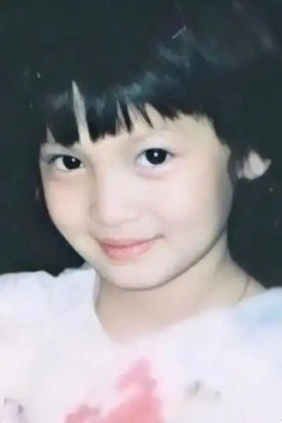 近期网上有一组金晨小时候的照片引发热议,粉丝们也很乐意寻找明星们