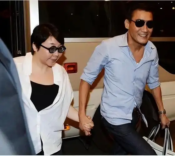 回顾演员梁家辉我这辈子最正确的决定就是娶了一个平凡的妻子