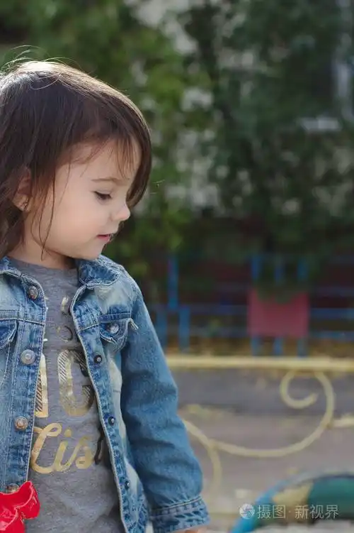 小可爱感性女孩的特写写真梳着小辫穿着牛仔夹克