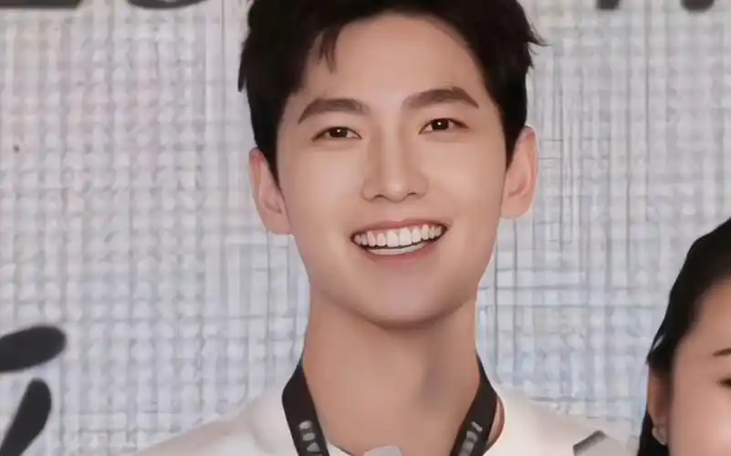 呜呜呜杨洋太浪漫了吧,用小时候的照片给每个人做了小牌子,03级20周年