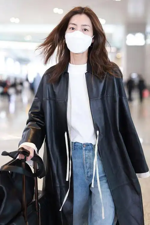 2021年4月14日,上海,刘雯机场街拍.