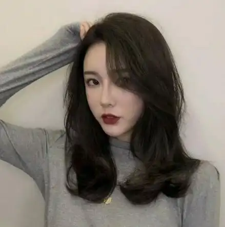 发尾卷发发型图片中发,短发发尾卷发发型图片-图片大观-奇异网