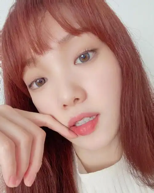 李圣经最喜欢蓝色的彩色隐形眼镜发布神秘自拍