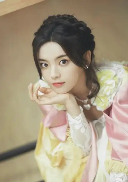 杨超越可爱写真身着黄色公主裙笑容让人一见倾心