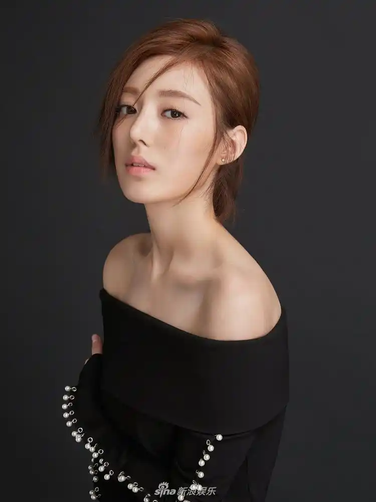 组图:何美璇写真干练俏皮 "香肩锁骨杀 "美艳动人