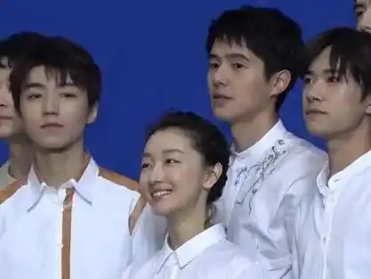 周冬雨|易烊千玺|直播_新浪新闻