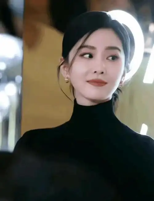 刘诗诗穿黑色高领毛衣知性高雅脖子还露出一截这身段真是绝了