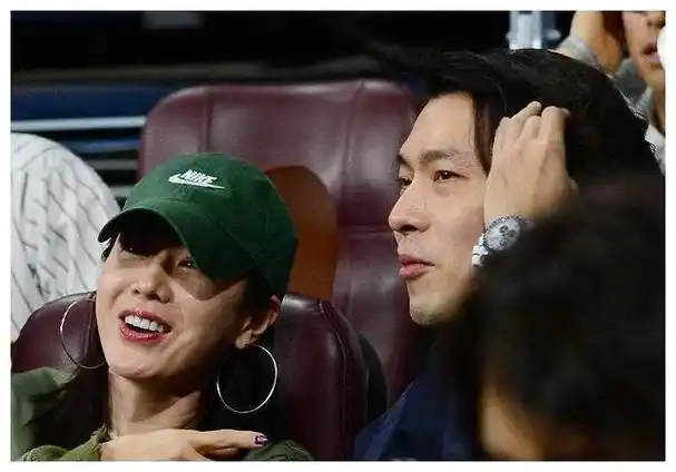 孙艺珍宋仲基同框观赛瞬间粉丝关注宋仲基脸肿原因