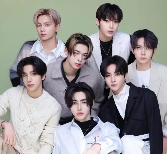 韩国知名男团出席日本活动与女嘉宾合照公开所属社回应