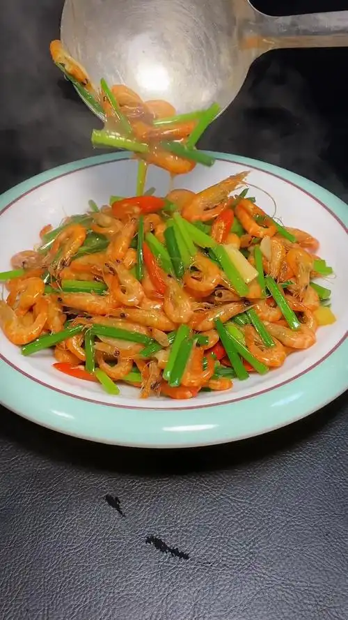 小河虾炒韭菜非常好吃又下酒一盘菜真的吃了越想吃好味-度小视