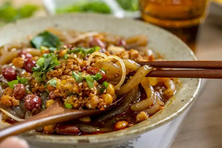 酸辣粉怎么做_酸辣粉的做法视频_菜菜美食日记_豆果美食