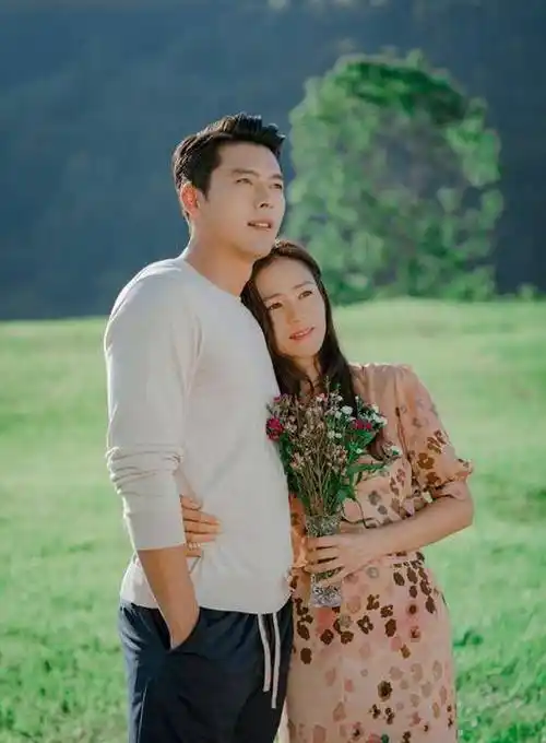 玄彬夫妇最新约会画面曝光,孙艺珍眼里只有丈夫,爱意满泻太甜了_生活