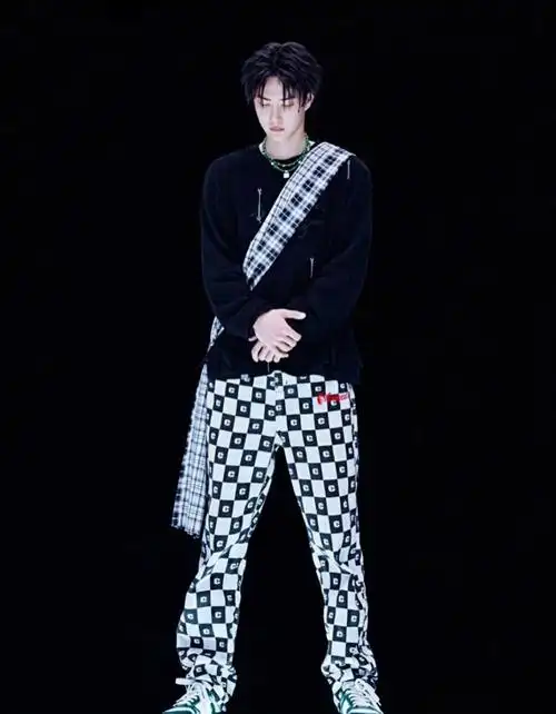 王一博队长这街大秀同款棋盘格裤子