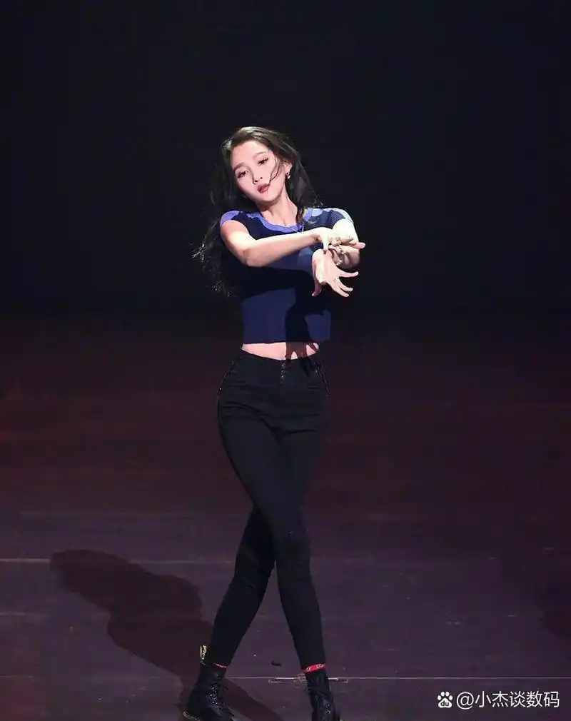 关晓彤的露脐装秀:娱乐圈新晋女神的完美九头身 关晓彤,这位备受瞩目