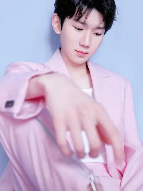 tfboys超话|#王源#粉色西装94@tfboys-王源『饭修9215二改』