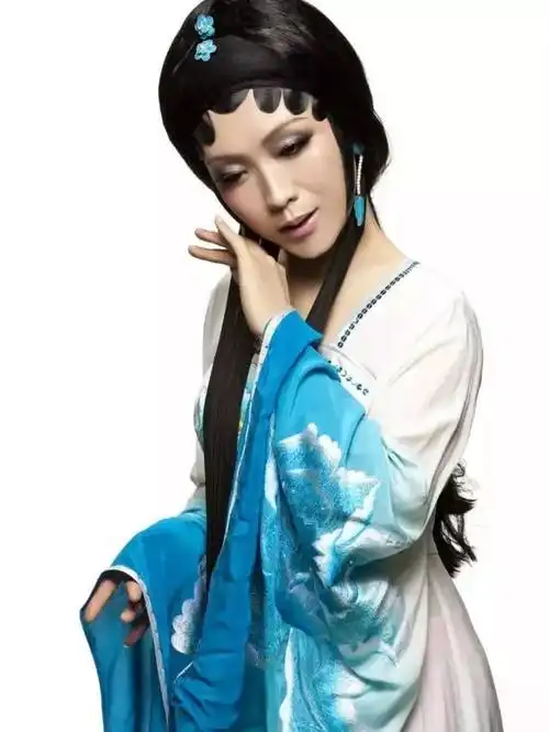 李玉刚女装扮相超炫来袭吉视春晚演播室内尖叫连连