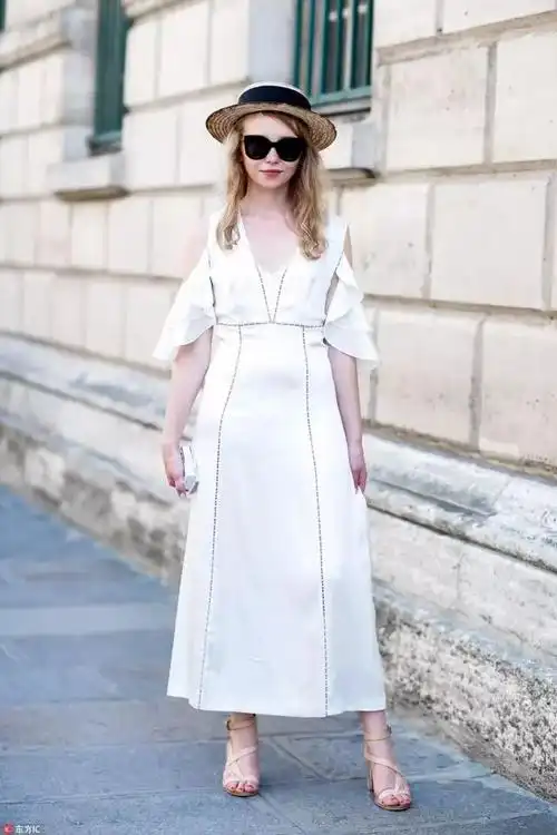 避免款式: 高腰紧身裙  苹果身材的女生穿裙子尽量不要突出自己的腰腹