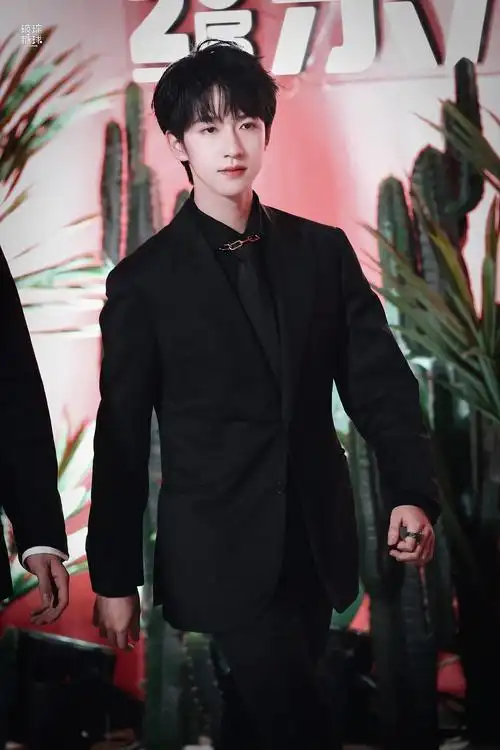 贺峻霖黑色西装造型气质好绝少年初长成期待一会舞台