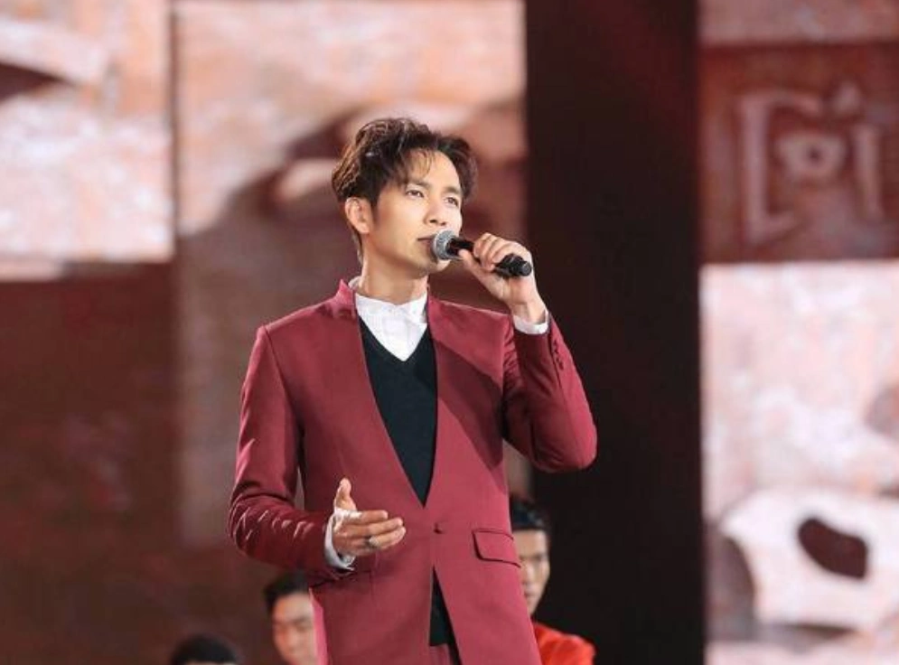 钟汉良穿深红色西装亮相,演唱《中华好儿孙》,网友:有点骚气