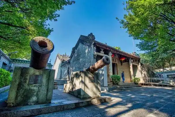 在广州市白云区三元里村北约门楼外,坐落着一座三元古庙.