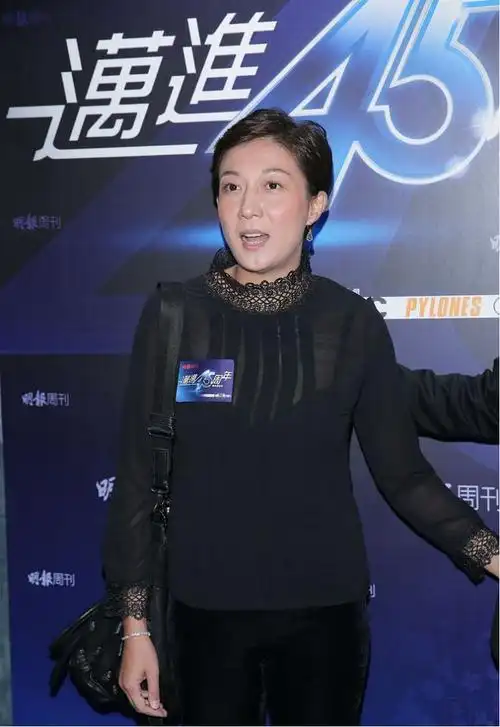 成龙女儿的亲生妈妈,吴绮莉短发也有阔太气质,穿身黑超显气质