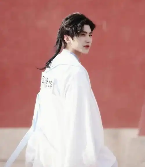 《跑男8》成员集体穿古装!蔡徐坤变成公子哥,这气质真的绝了!