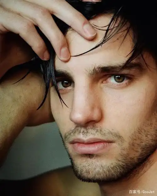 阿玛尼钦点的瑞士男模特,五官立体如雕像一般,真帅