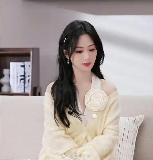 杨紫今晚直播截图,状态挺不错的