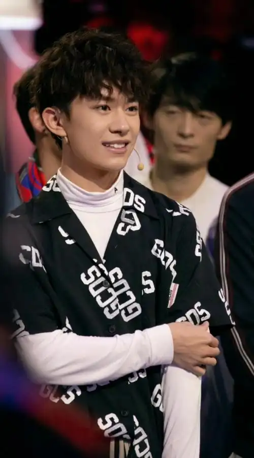 易烊千玺羊毛卷造型,可可爱爱-度小视