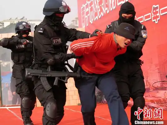 广西警方节前持枪演练"秀"警力 震慑罪犯(图)