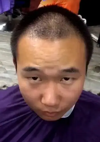 长相很凶的小伙子想剪一个比较舒服的发型,理完后秒变气质潮男
