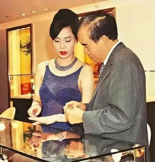 歌手邝美云个人资料 邝美云老公个人资料 - 歌词译