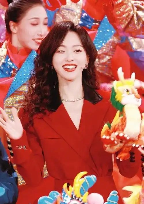 唐嫣春晚造型释出,红色修身长裙搭配轻盈小波浪,瞬间梦回汪小姐