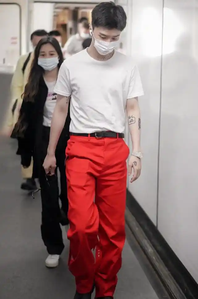 有种秀腿叫范丞丞穿姨妈裤看他秀出的腿连女人看了都嫉妒