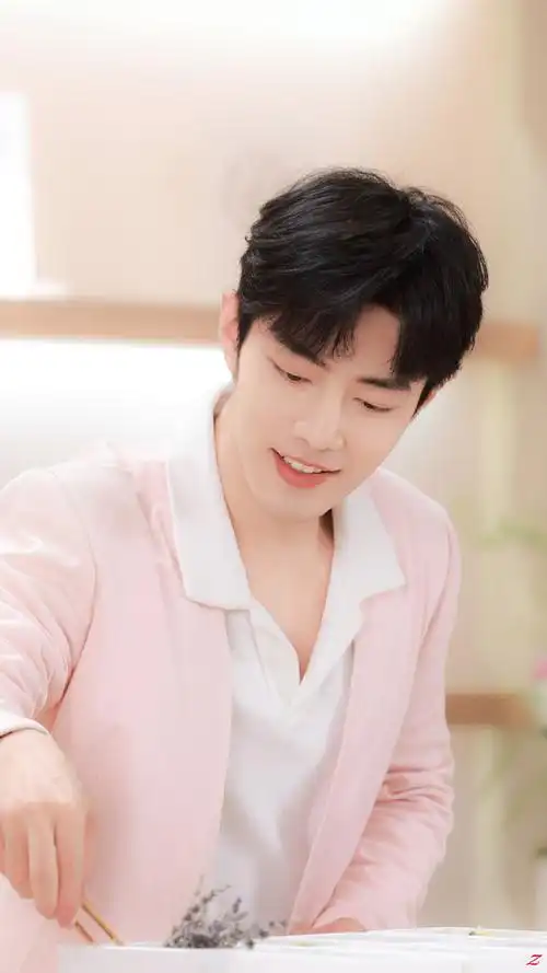 时光清浅,岁月绵长,  那个等风的听风少年,  他治愈的笑容深深的印