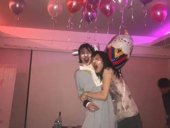 雪莉生日快乐韩文 众人为已故崔雪莉庆生_百科-我爱生活网